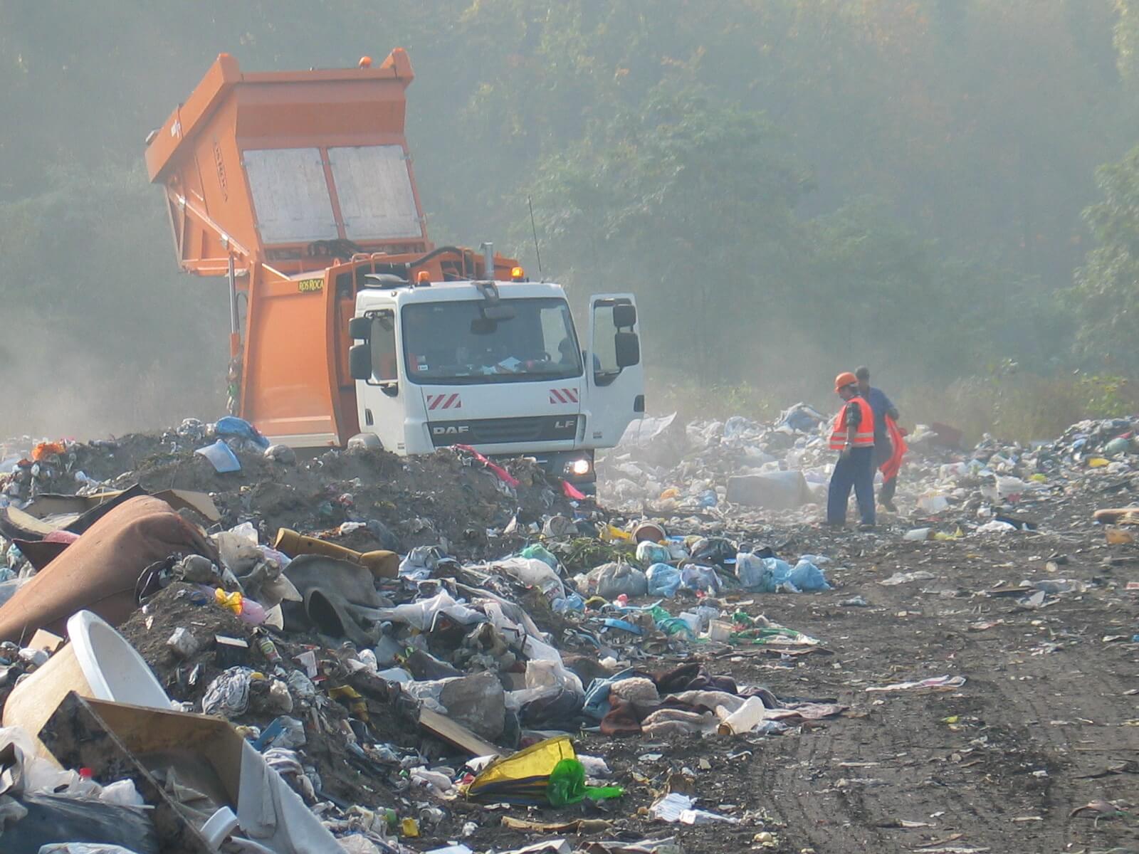 Dzisiaj w Zebrzydowicach, 24 maja w Ochojcu, a 25 maja w Chwałowicach będzie można się pozbyć odpadów niebezpiecznych, korzystając z mobilnych punktów ich odbioru. Zdj. Wacław Troszka