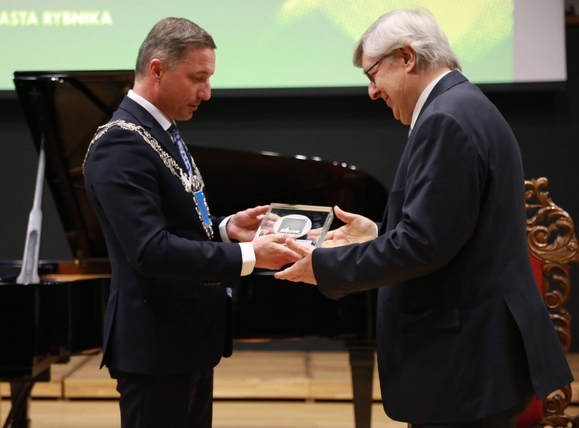 Prezydent Kuczera wręczył pianiście tytuł Honorowego Obywatela Miasta Rybnika. Zdj. W.Troszka