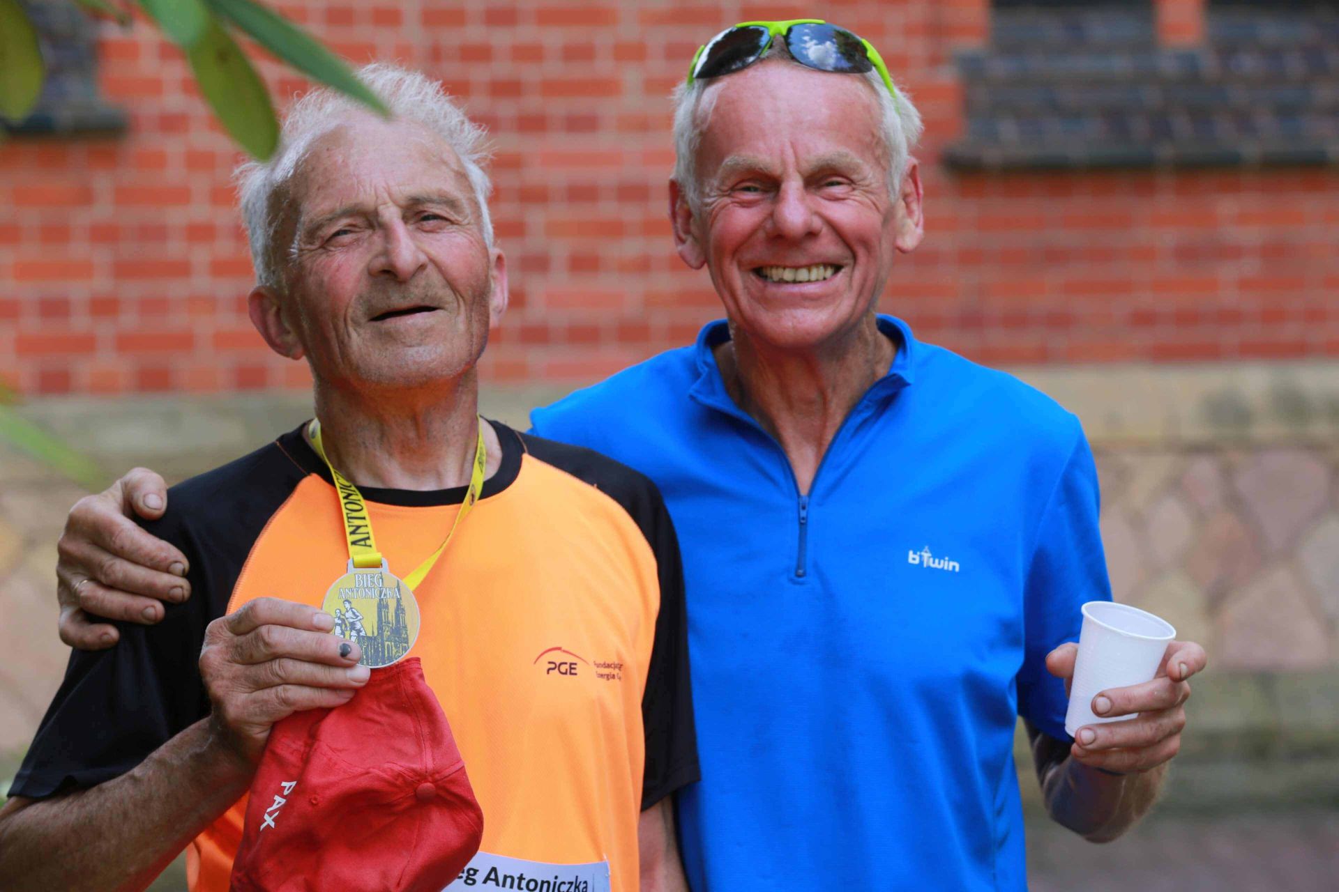 Najstarszy uczestnik Biegu św. Antoniego 81-letni Norbert Sielski (po lewej) z kolegą z biegowych tras Andrzejem Siwczykiem. Zdj. Wacław Troszka