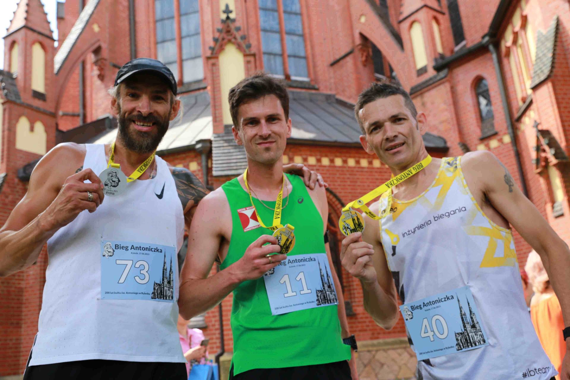 Pierwsza trójka antoniczkowego biegu. Od lewej drugi na mecie Sebastian Strzelczak, zwycięzca Marcin Ciepłak i Marek Michna. Zdj. Wacław Troszka