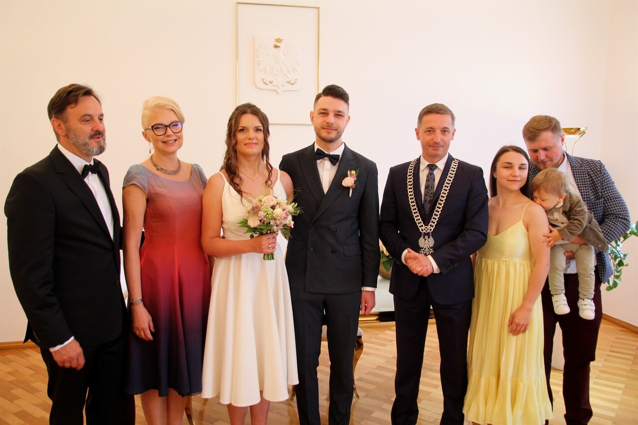 Prezydent Rybnika Piotr Kuczera kontynuuje tradycję udzielania ślubu podczas obchodów święta miasta. Zdj. (S)