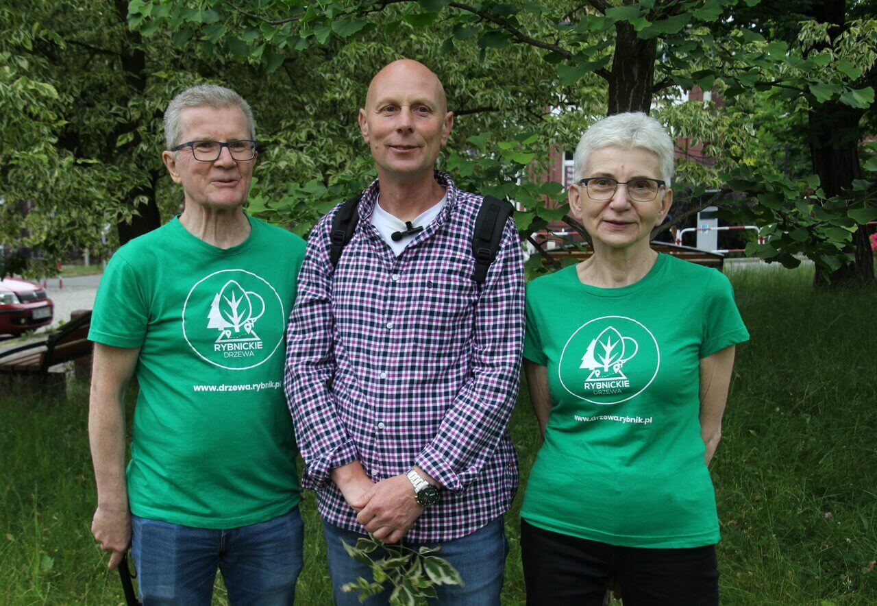 „Rybnickie drzewa” to oddolna inicjatywa społeczna, dążąca do objęcia opieką drzew naszego miasta. Na zdjęciu Joanna i Stanisław Bulandrowie oraz Bernard Styrc. Zdj. (S)