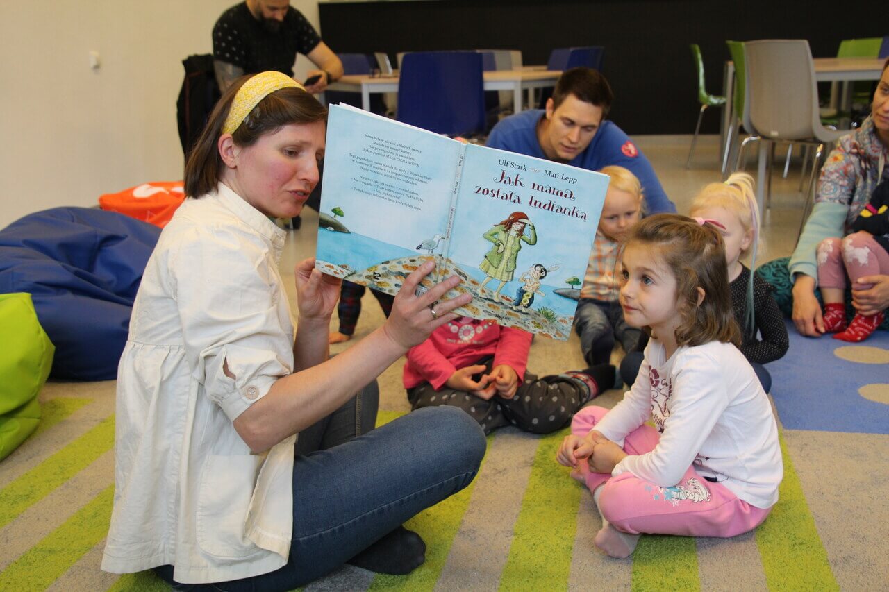 W czasie majowych warsztatów „Tu czytamy” Magdalena Biedrończyk starszej grupie dzieci czytała o tym „Jak mama została Indianką”. Zdj. (S)
