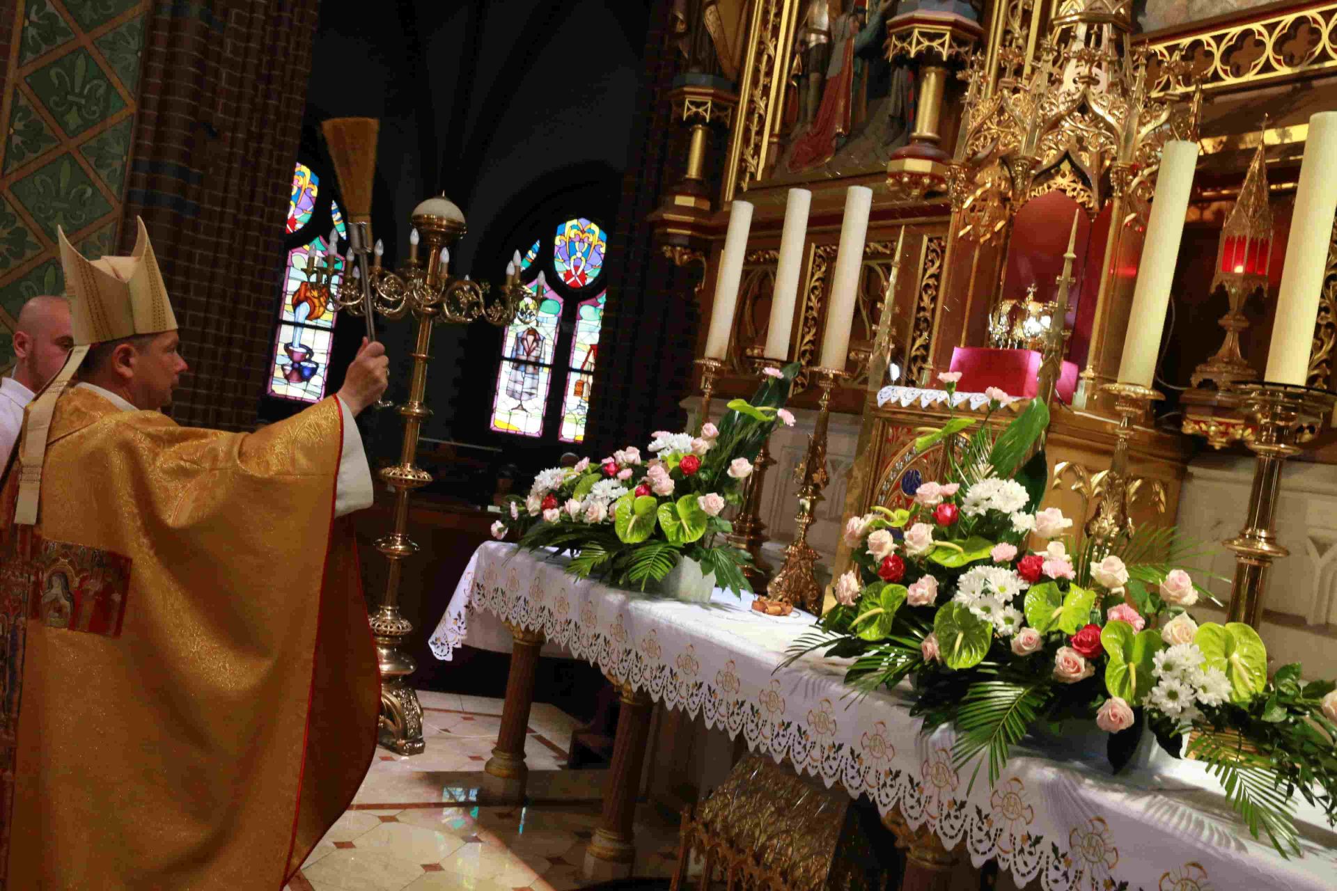 W czasie odpustowej sumy ks. biskup Grzegorz Olszowski poświęcił koronę chwały - jubileuszowe dziękczynne wotum dla patrona bazyliki i Rybnika. Zdj. Wacław Troszka
