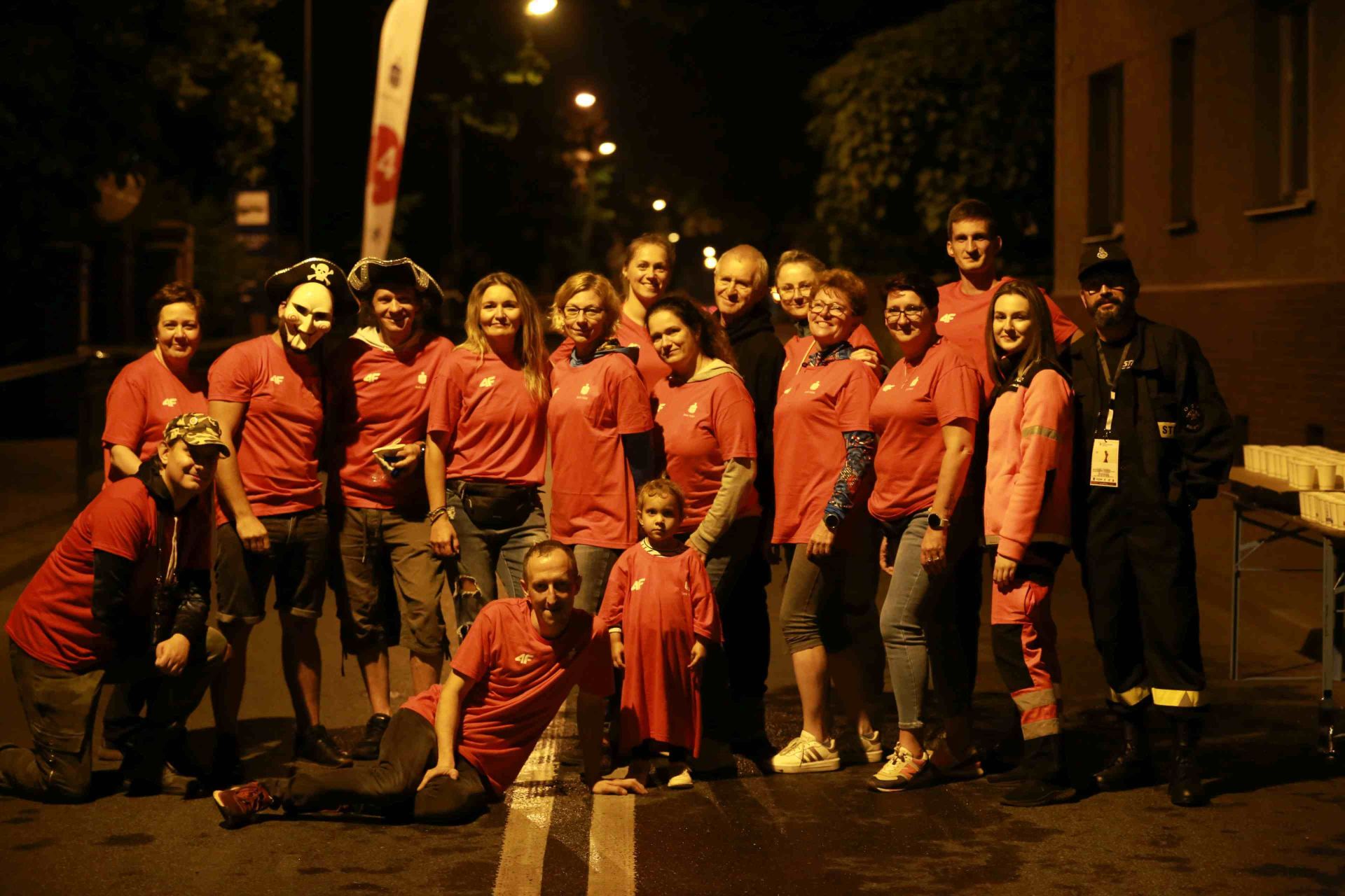 Grupa wolontariuszy obsługujących bufet dla biegaczy na ul. Rudzkiej, na wysokości Kampusu. Zdj. Wacław Troszka