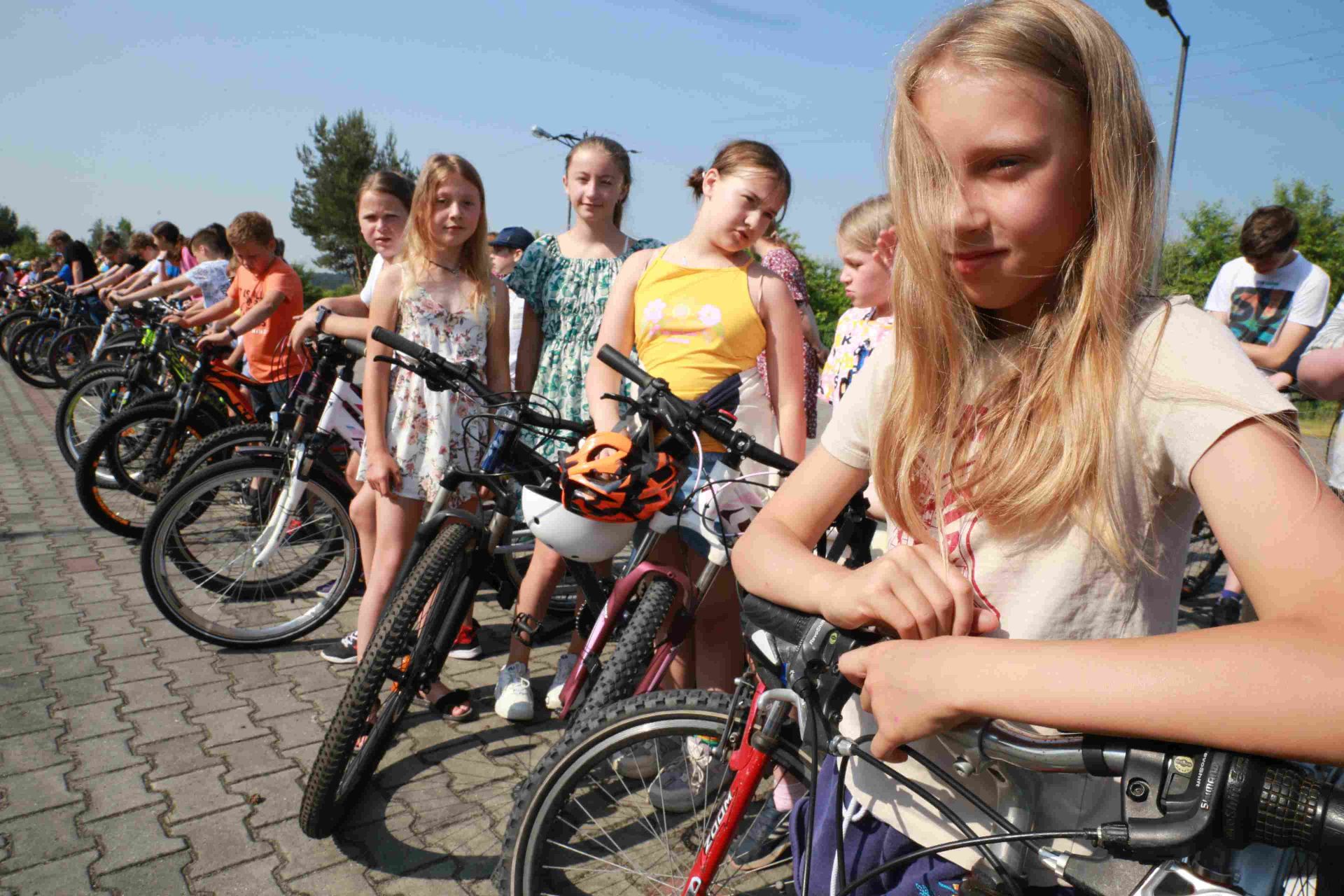 Większość uczniów szkoły w Ochojcu dojeżdża do szkoły rowerem nie tylko w maju. Zdj. Wacław Troszka