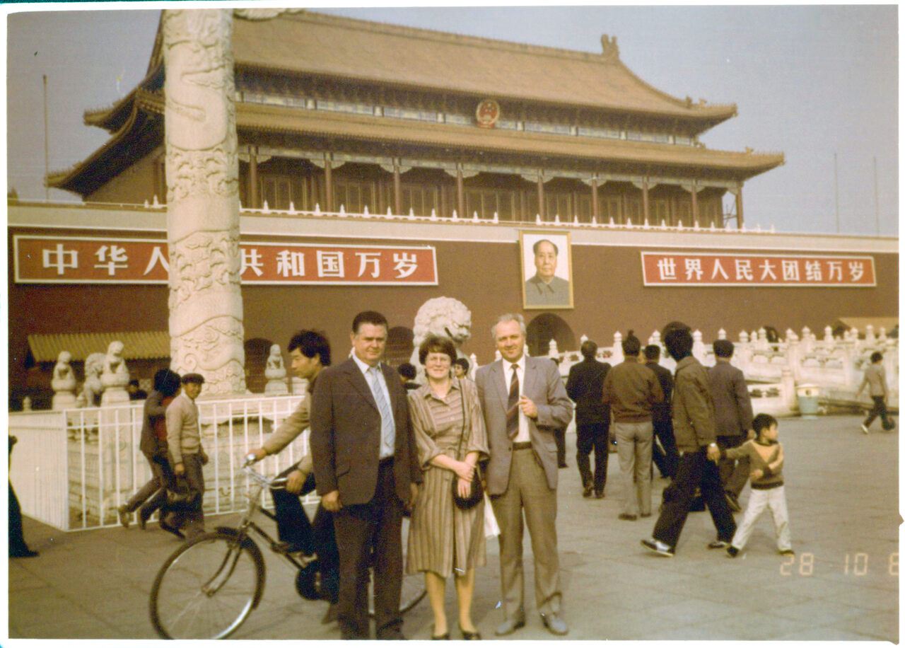 Pekin, rok 1987. Jerzy Natkaniec (z prawej) i Wincenty Drzęźla, główny technolog. Zdjęcia: archiwum Jerzy Natkaniec