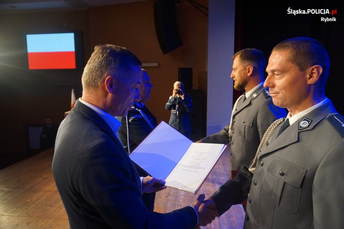 Wyróżniający się policjanci otrzymali też nagrody od prezydenta Rybnika Piotra Kuczery. Zdj. KMP Rybnik
