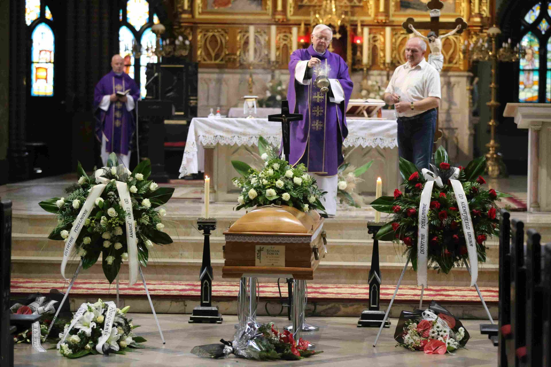 Msza pogrzebowa z udziałem pocztu sztandarowego II LO odbyła się w rybnickiej bazylice św. Antoniego. Zdj. Wacław Troszka