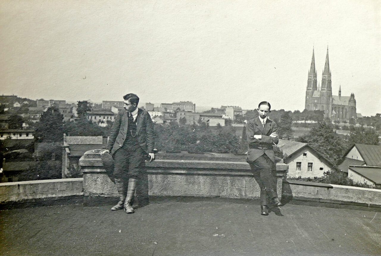 Na dachu kamienicy fotografa Otto Schwittaya, na rogu obecnej Chrobrego i 3 Maja. Arch. Miriam Glucksmann