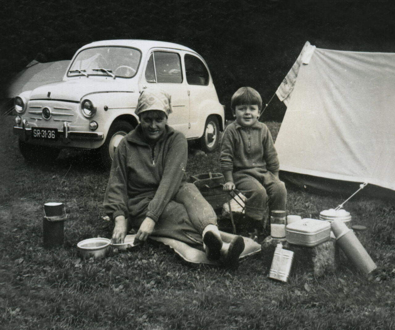 Na kempingu nad brzegami Wisły. W tle namiot i auto na rybnickiej rejestracji. Lipiec 1968 rok. Fotokopia Marek Szołtysek