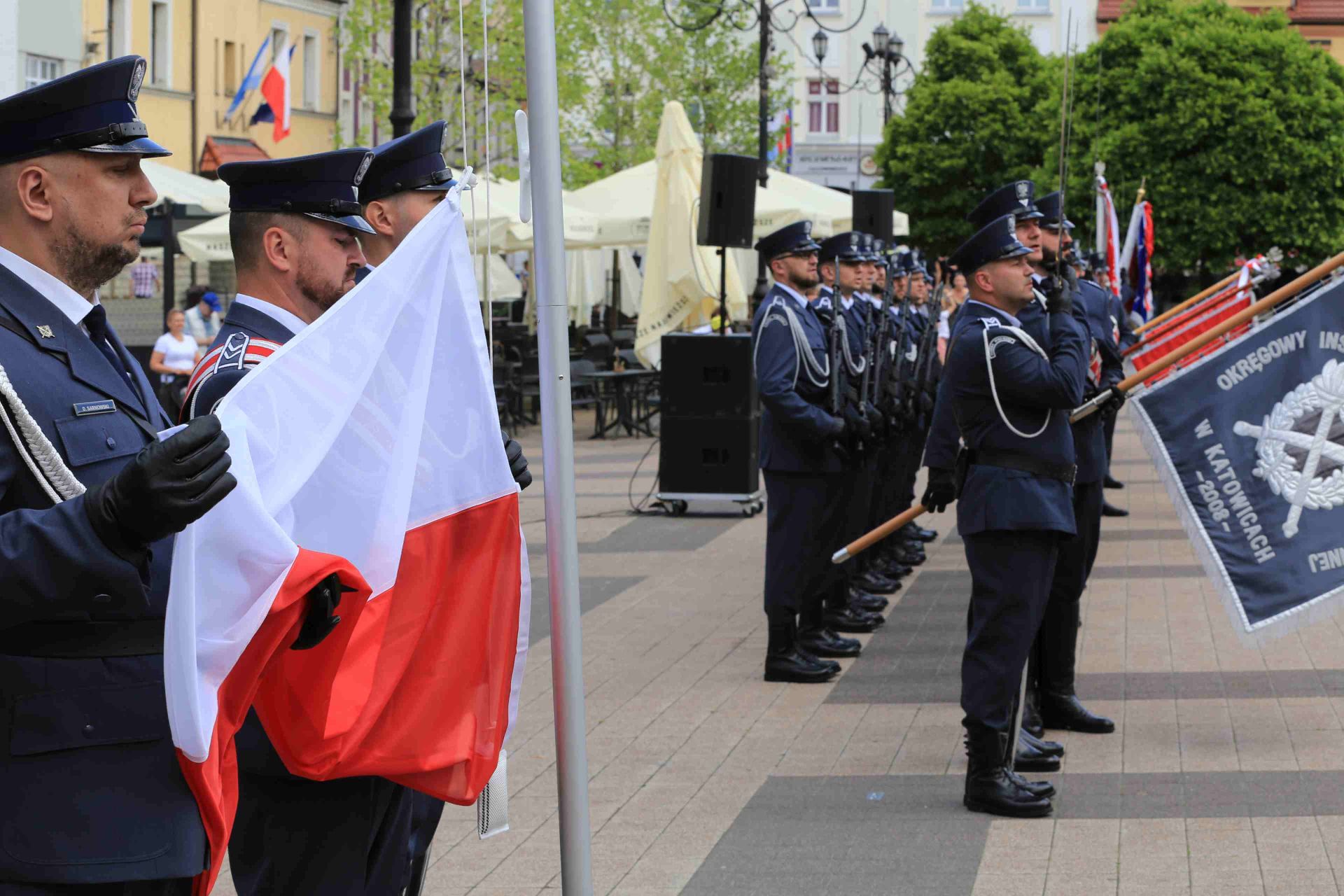 Uroczystość na rynku rozpoczęła się od Mazurka Dąbrowskiego i wciągnięcia na maszt polskiej flagi. Zdj. Wacław Troszka