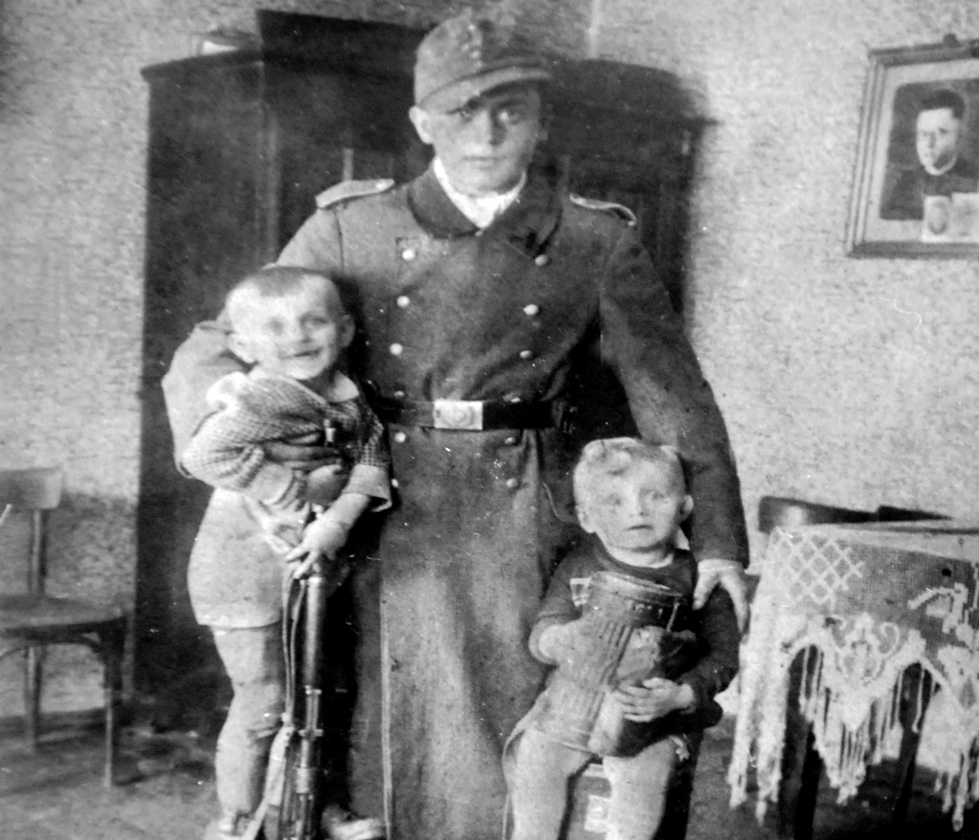 Ślązok, wcielony przymusowo do Wehrmachtu, żegna się z dziećmi przed wyjazdem na front. Rodzina uchwyconych na zdjęciu osób, do dzisiaj, nie zgadza się na podanie imion i nazwiska. Boją się?