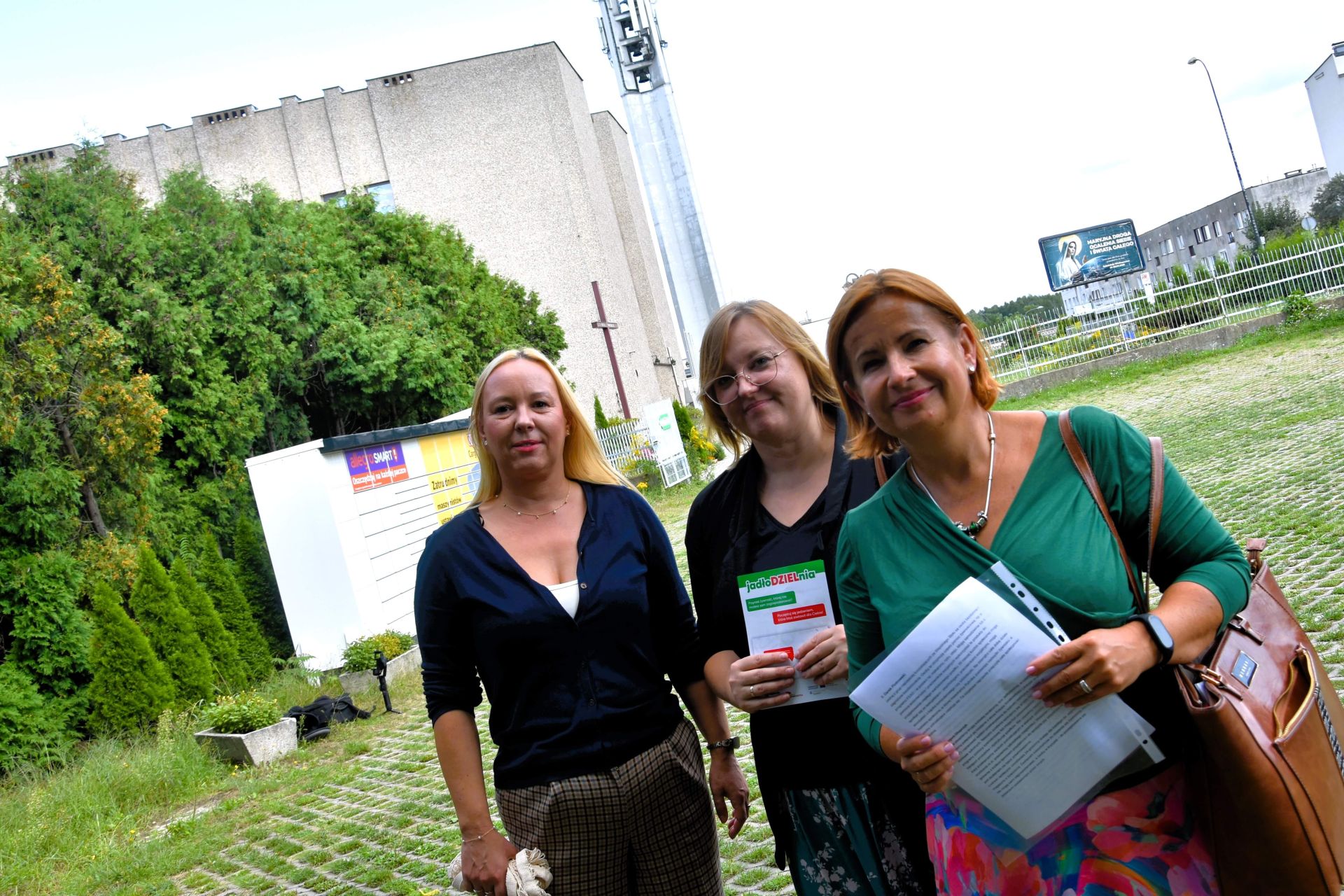 Anna Sowik Złotoś, dyrektor OPS (z lewej) przyznaje, że coraz więcej osób korzysta z lodówki społecznej przy ul. Zebrzydowickiej. Zdj. AK