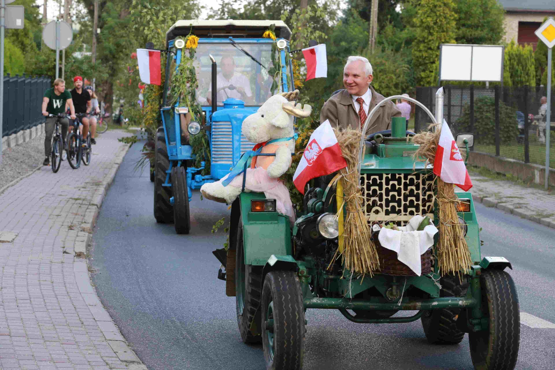 W niedzielne popołudnie przez Gotartowice i Boguszowice Stare przejechał tradycyjny dożynkowy korowód. Zdj. Wacław Troszka