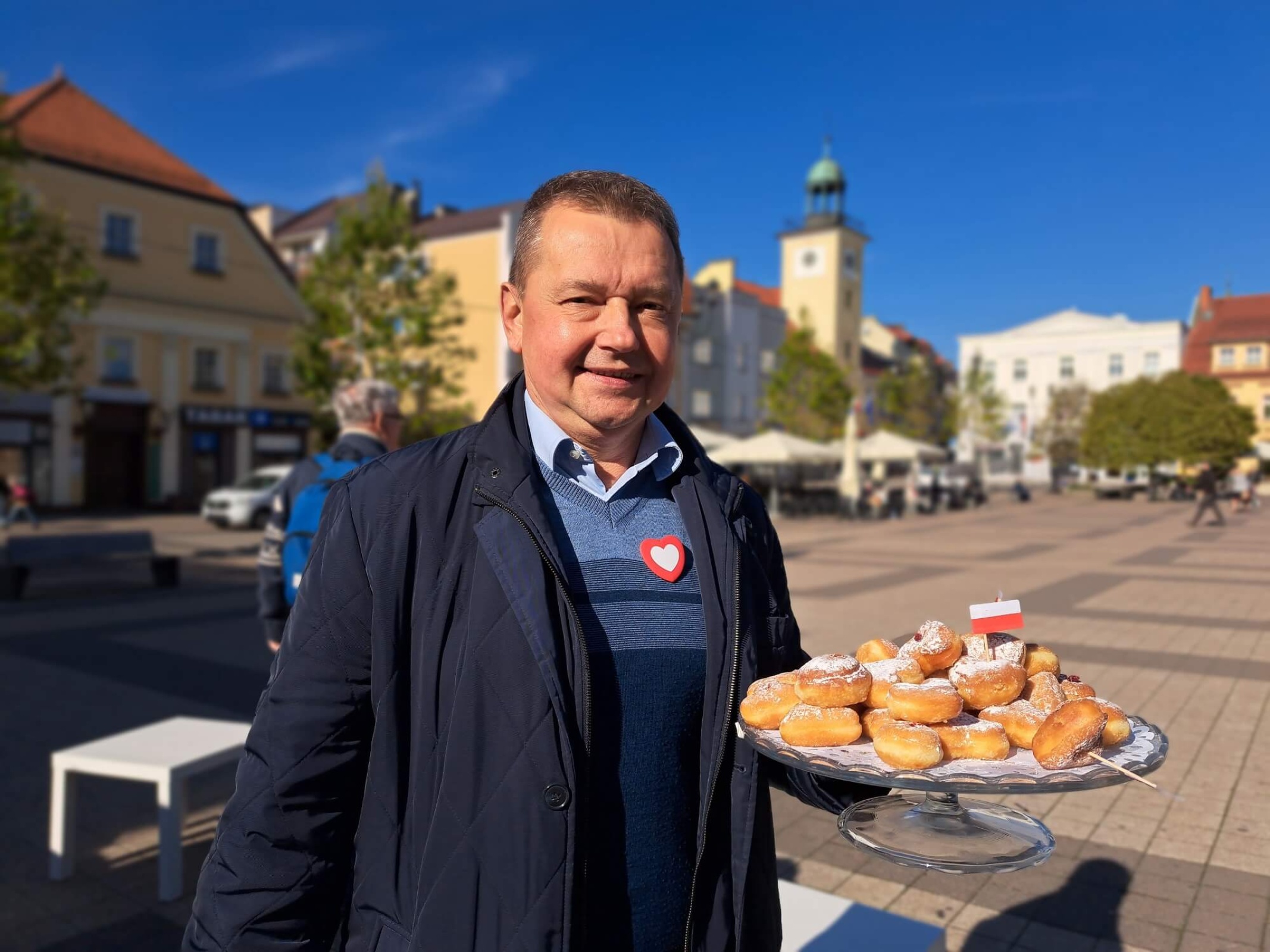 Marek Krząkała częstuje dziś rybniczan pączkami na rynku. Zdj. AK