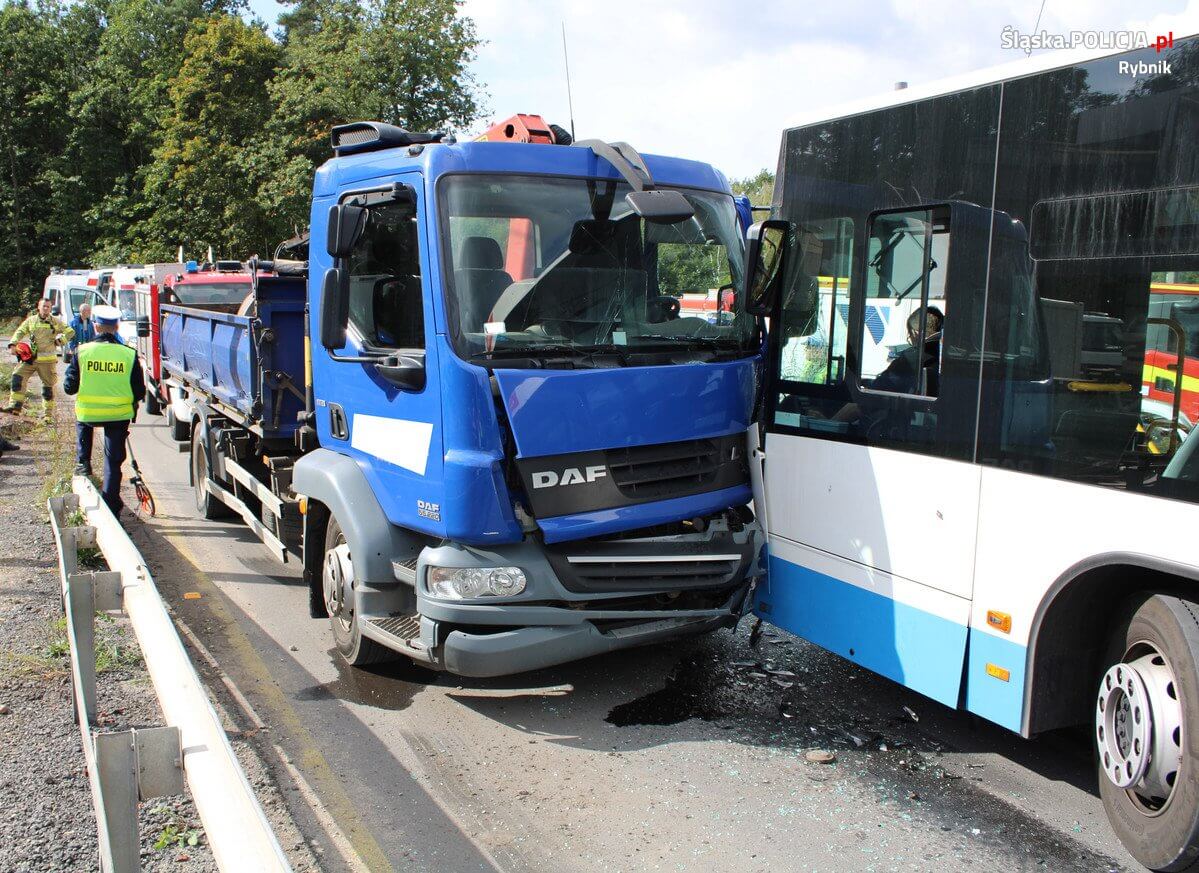 Kierowca autobusu zjechał na przeciwległy pas ruchu i uderzył w stojącą ciężarówkę. Zdj. KMP Rybnik