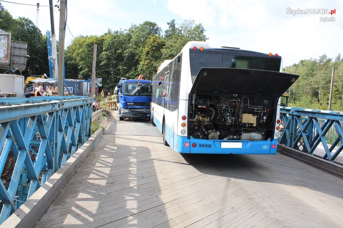 Wypadek autobusu na Mikołowskiej w Rybniku. Zdj. KMP Rybnik