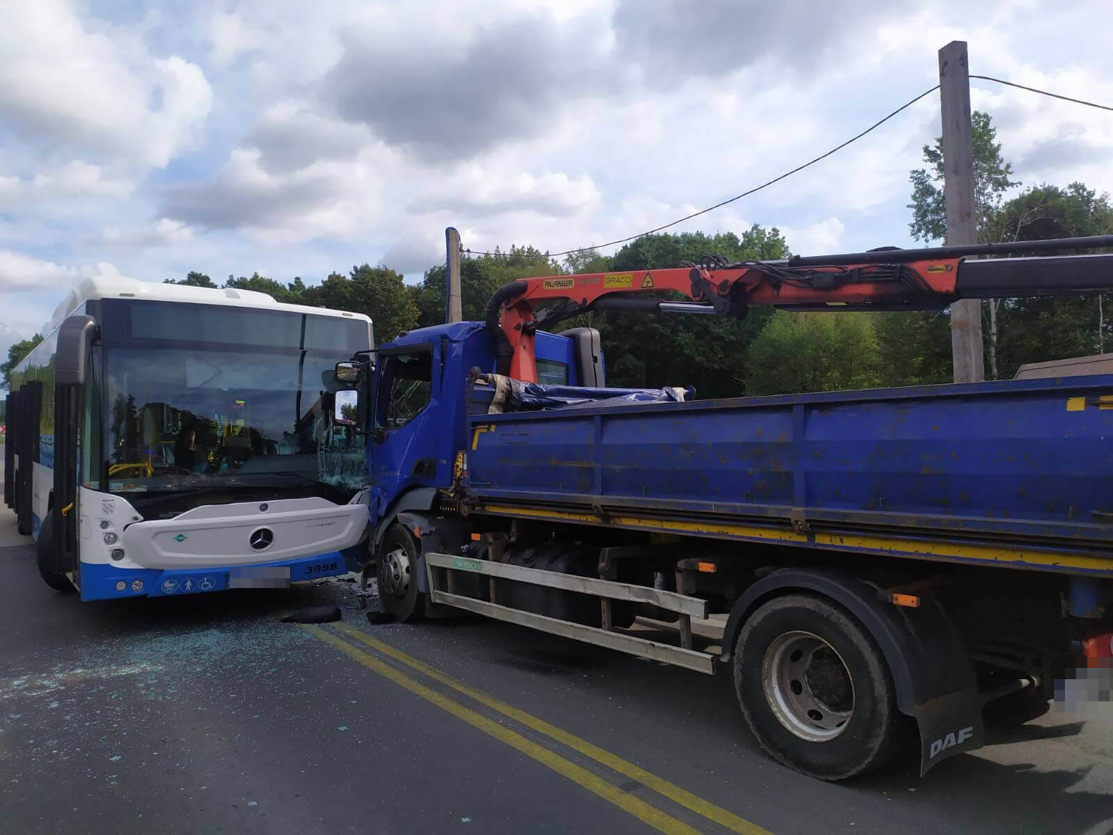 Wypadek w Rybniku. Autobus zderzył się z tirem. Zdj. PSP Rybnik
