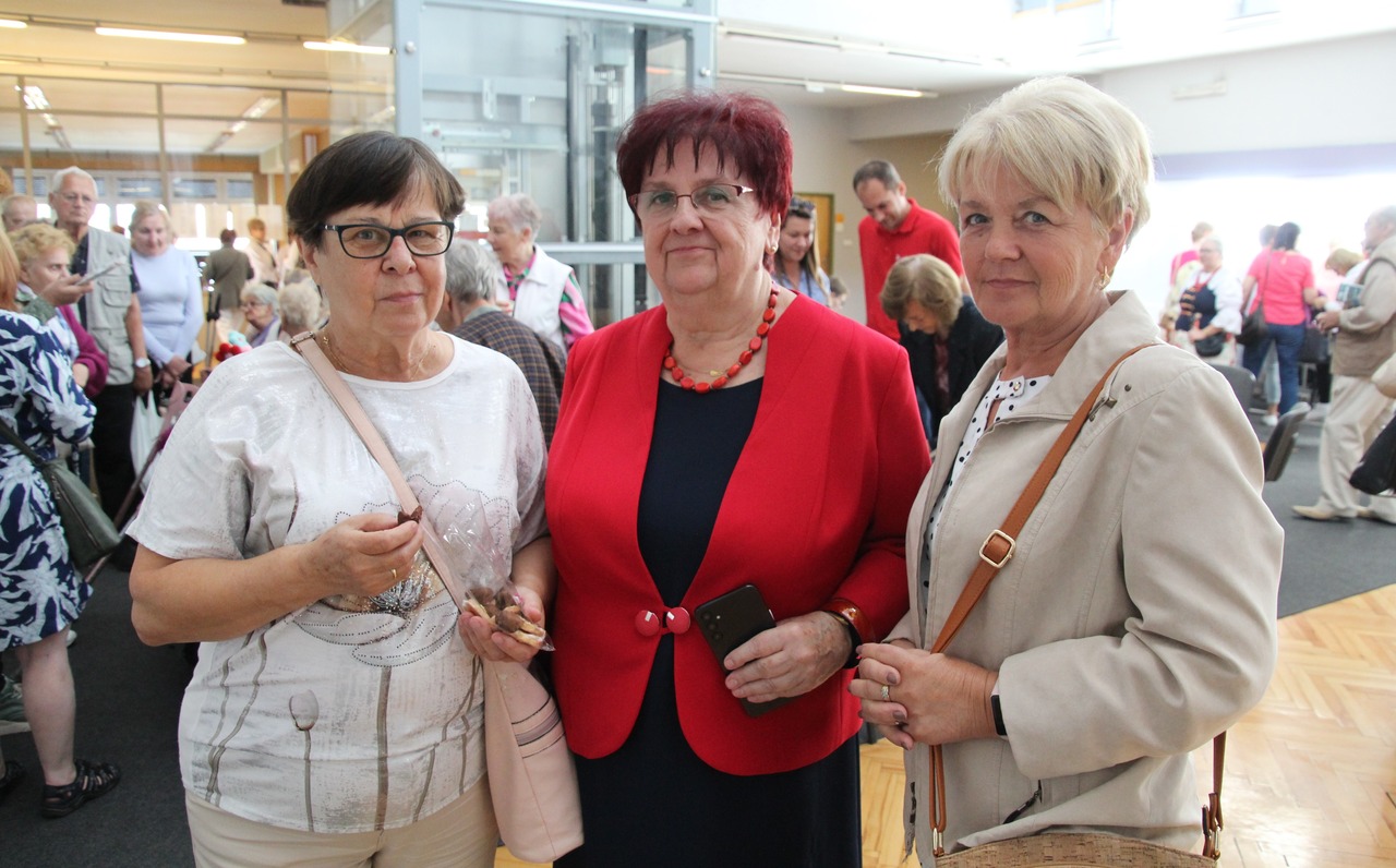 Uczestniczki senioralnego święta - panie Ania i Halina ze Stefanią Forreiter (w środku), przewodniczącą Rybnickiej Rady Seniorów, która zorganizowała Dzień Seniora w bibliotece głównej. Zdj. Sabina Horzela-Piskula