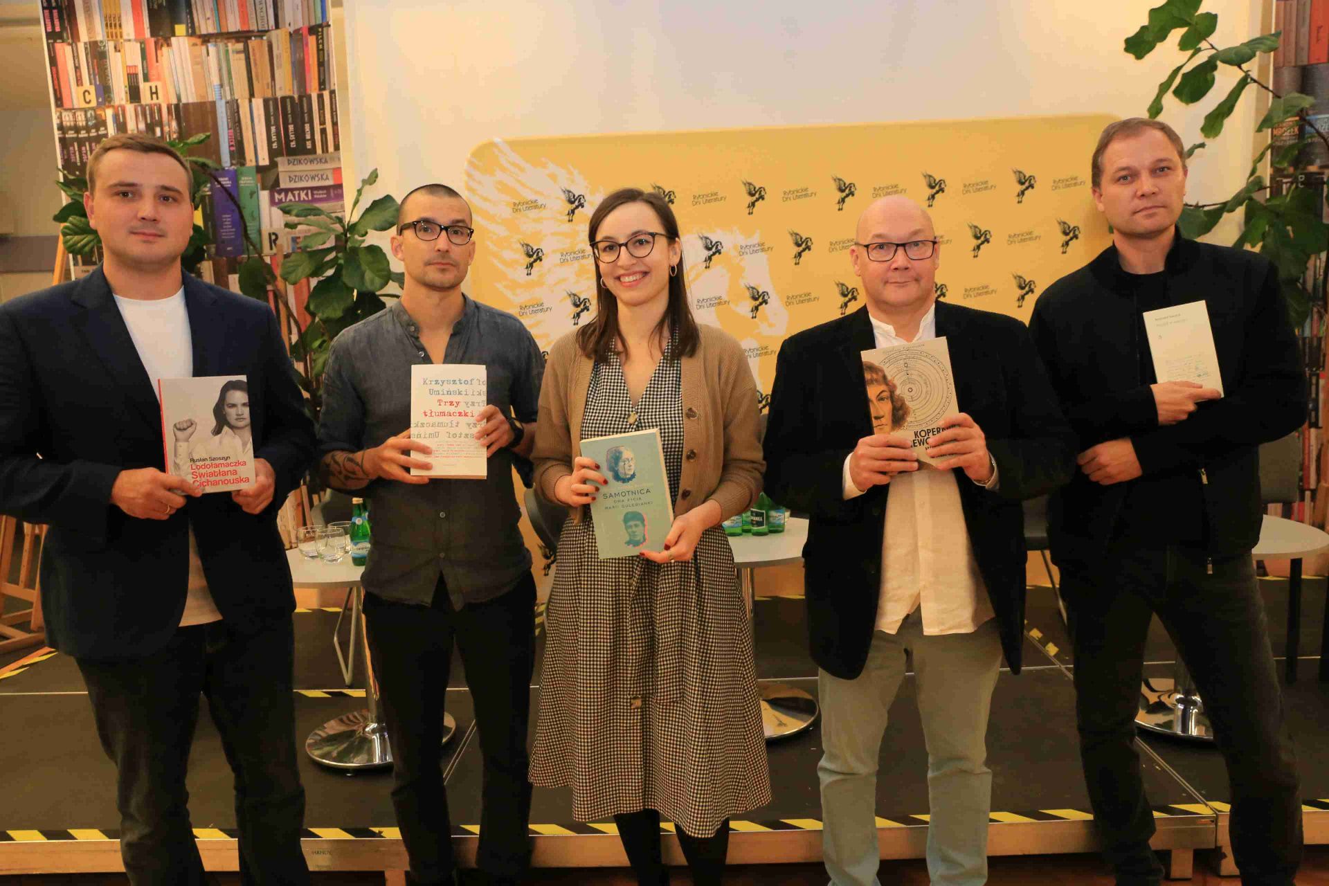 Autorzy nominowani do tegorocznej Górnośląskiej Nagrody Literackiej "Juliusz", od lewej: Rusłan Szoszyn, Krzysztof Umiński, Karolina Dzimira-Zarzycka, Wojciech Orliński i Krzysztof Siwczyk. Zdj. Wacław Troszka