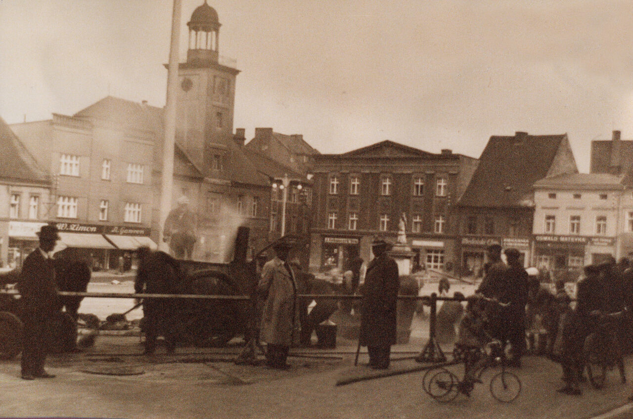 Zdjęcie z 30. lat XX wieku wykonane podczas prac przy utwardzaniu nawierzchni rybnickiego rynku. Wówczas walka z marasem na rynku odniosła ostateczne zwycięstwo
