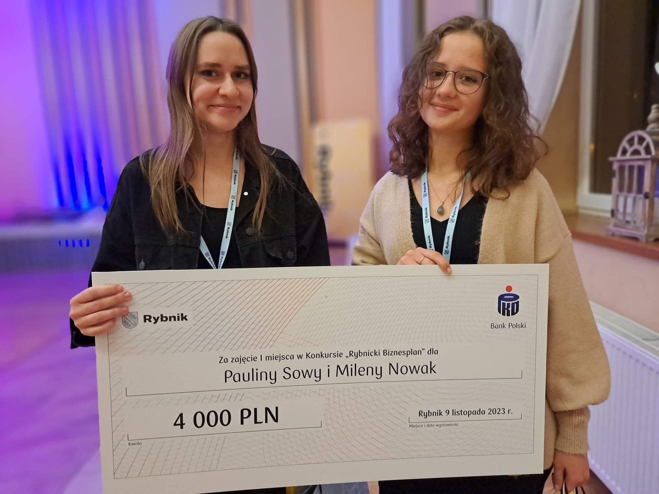 Paulina Sowa i Milena Nowak, uczennice Zespołu Szkół Ekonomiczno-Usługowych, które wygrały tegoroczny konkurs na Rybnicki Biznesplan i zgarnęły główną nagrodę w wysokości 4000 złotych. Zdj. Aleksander Król