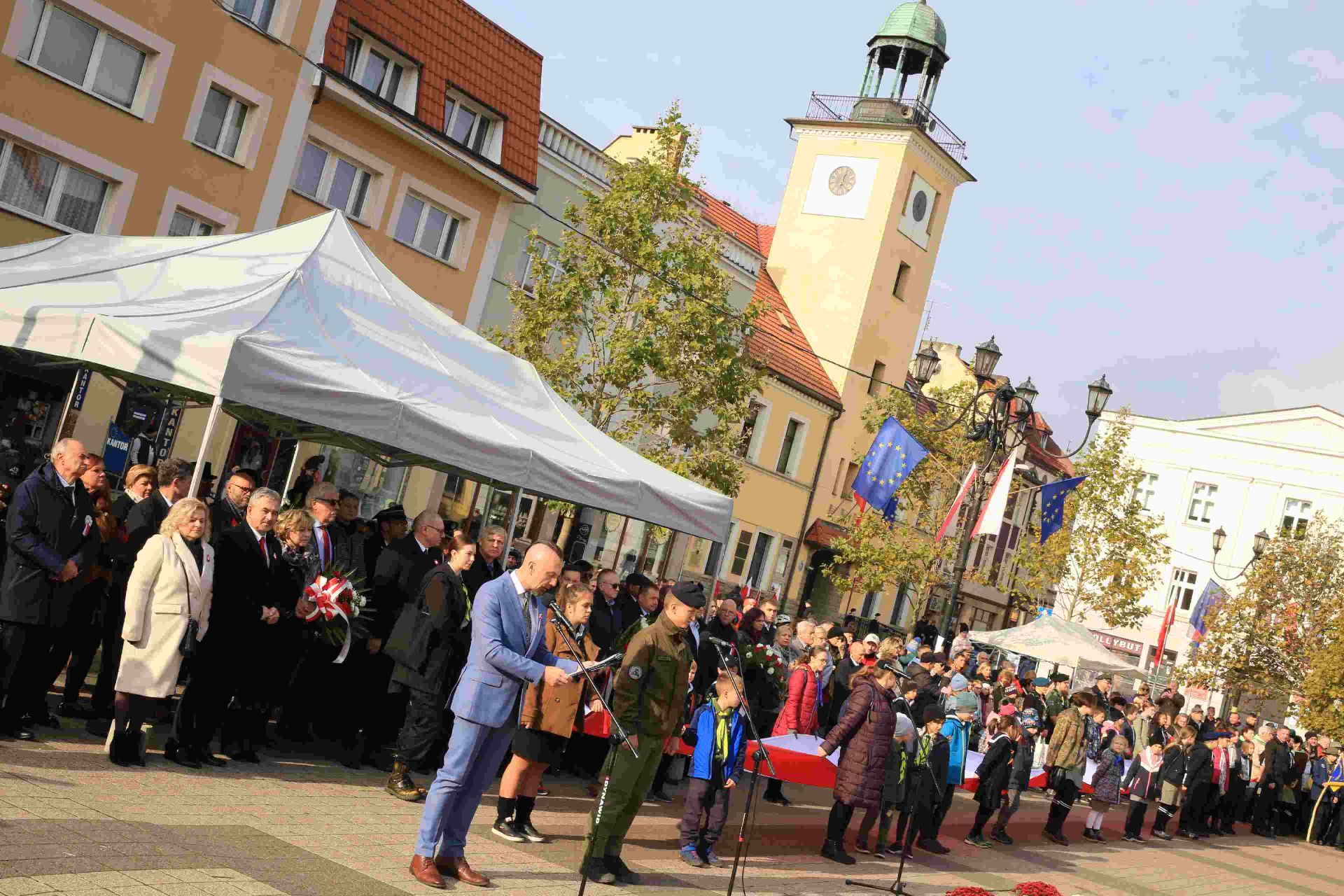 Jak co roku, oficjalna część miejskich obchodów Święta Niepodległości odbyła się na rybnickim rynku. Zdj. Wacław Troszka