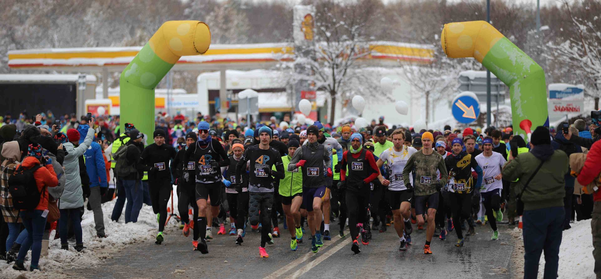 Na trasę bardzo zimowego Biegu Barbórki wyruszyło 729 biegaczy. Zdj. Wacław Troszka