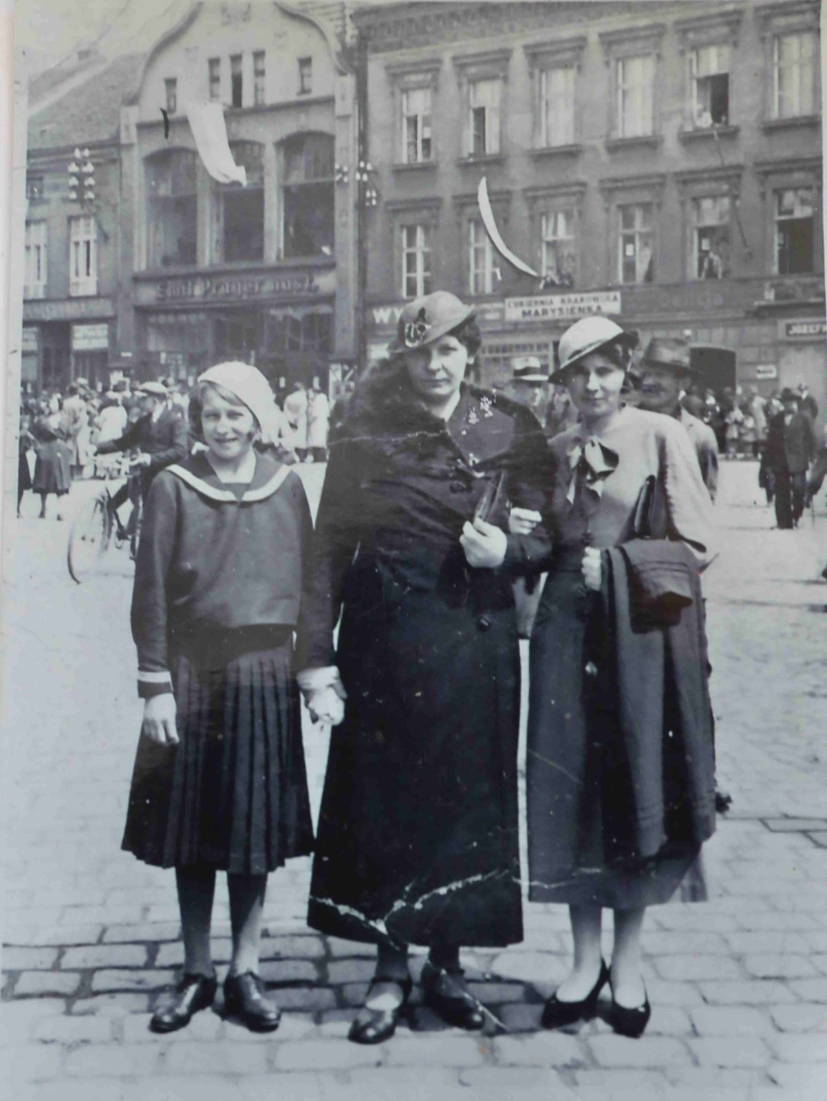 Jedna z dawnych fotografii. Na zdjęciu z  rybnickiego rynku młodziutka Elżbieta Musioł (pierwsza z lewej) ze swoją matką i przypuszczlnie jakąś krewną. Zdj. Archiwum prywatne