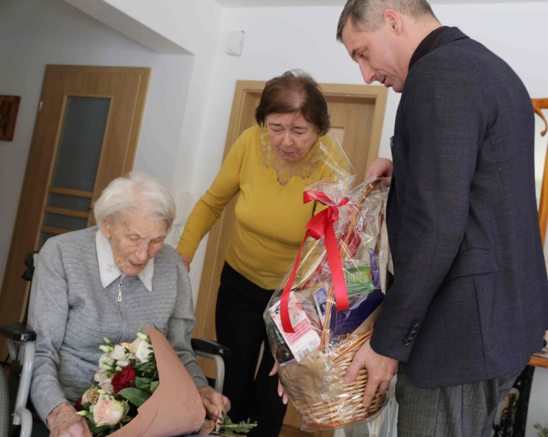 Prezydent Piotr Kuczera w dniu 100. urodzin życzył Elżbiecie Kolman m.in. zdrowia i spokoju.  Na zdjęciu również córka jubilatki Janina. Zdj. Wacław Troszka
