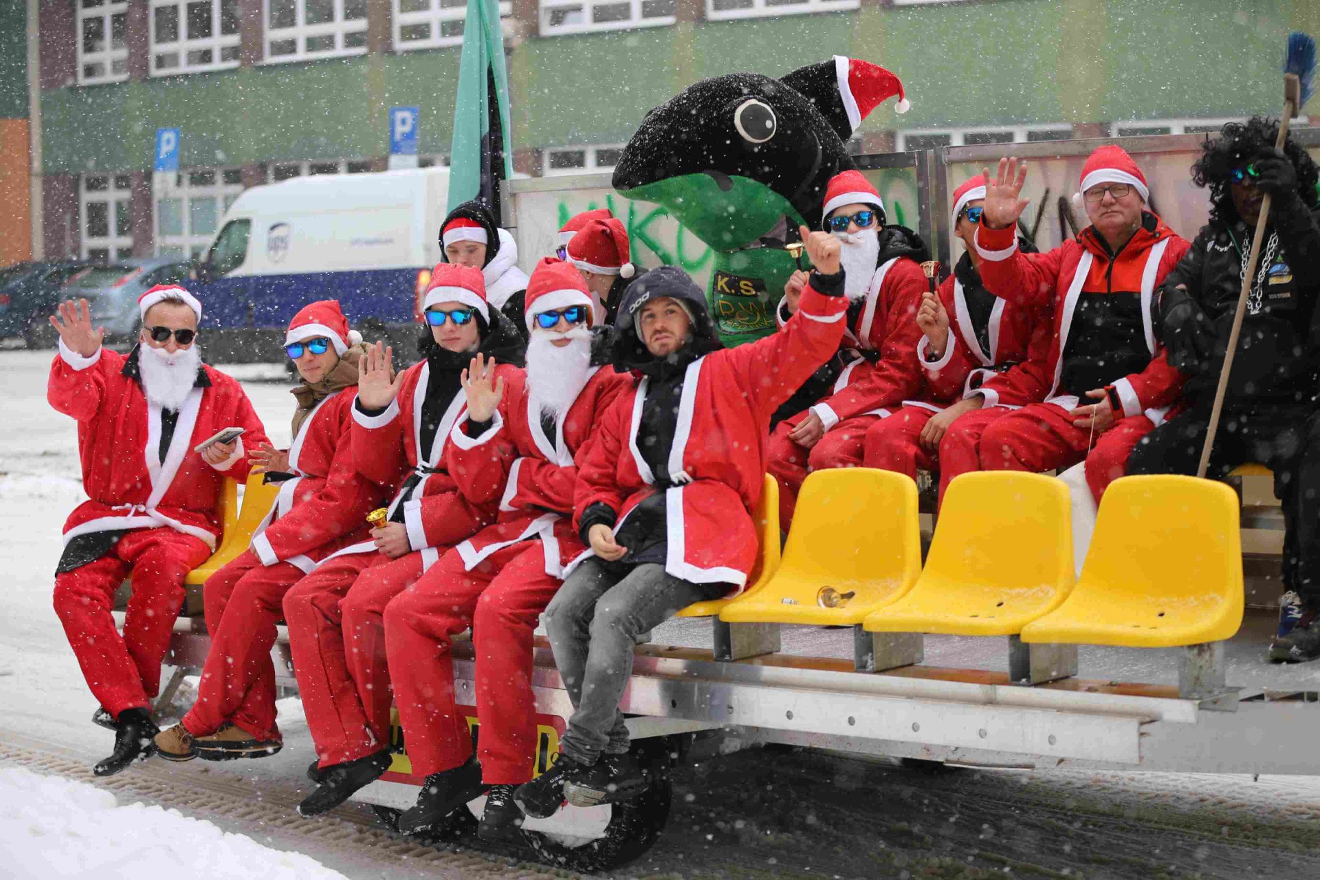 Mimo zimowej aury klubowa ekipa św. Mikołajów podróżowała dzisiaj klubowym 