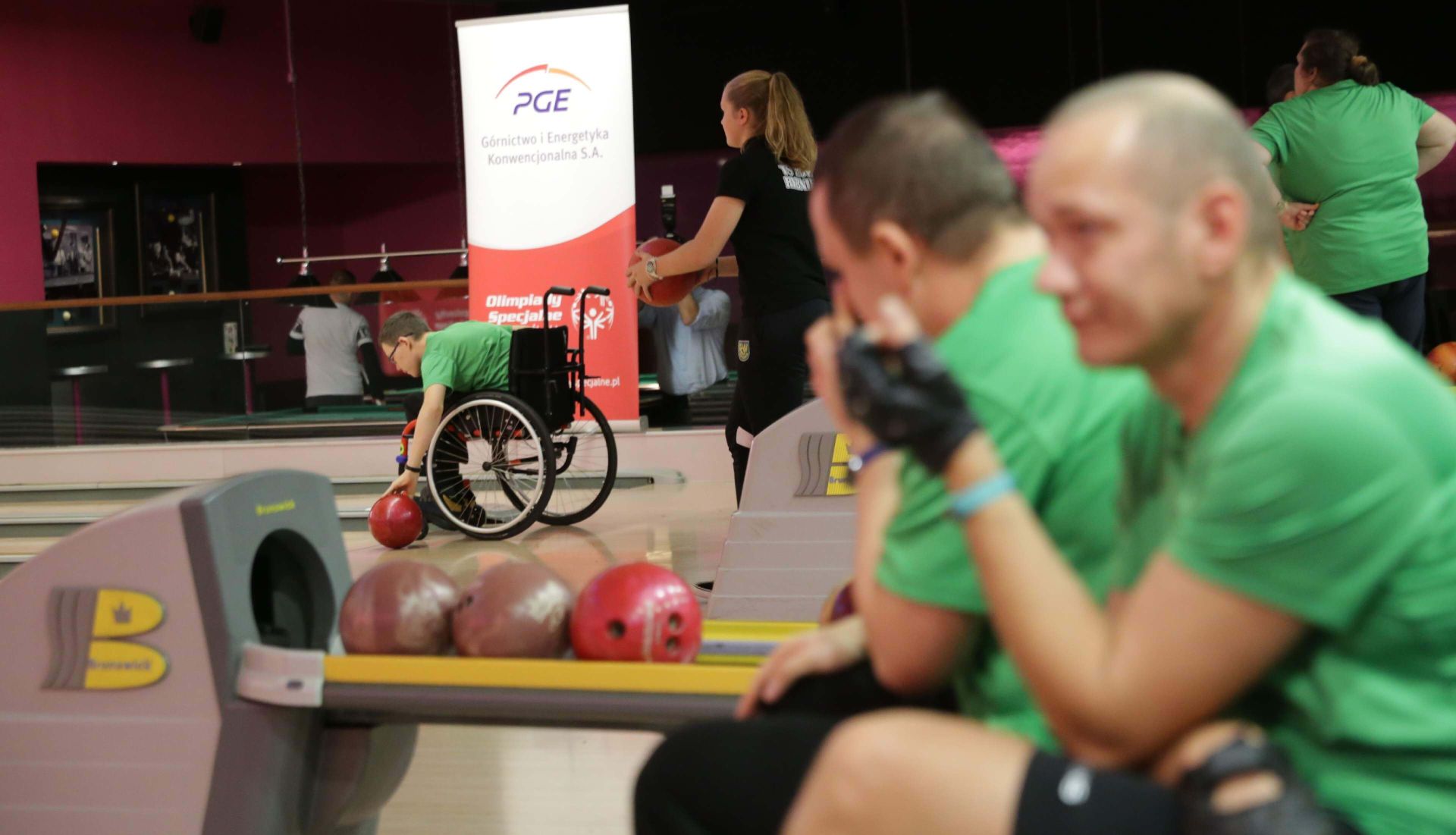 W integracyjnym turnieju bowlingowym wzięli udział sportowcy Promyka o róznym stopniu niepełnosprawności. Zdj. Wacław Troszka