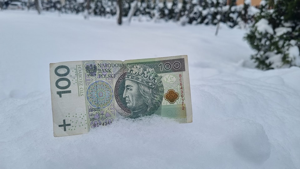 Pieniądz w śnieg. Zdjęcie, jakie umieścił Łukasz Kłosek na facebooku.