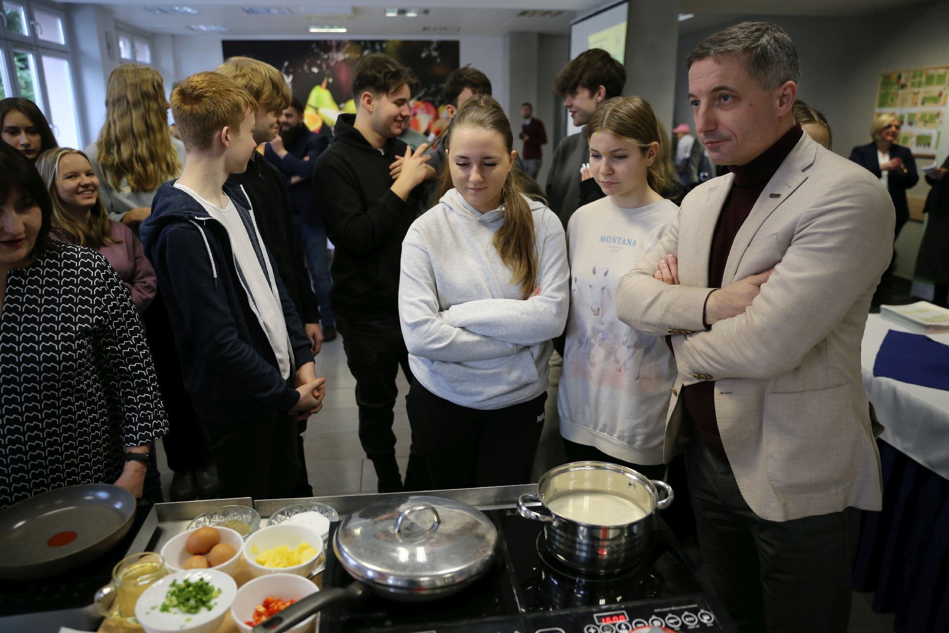 Poczynaniom młodych kucharzy przyglądał się prezydent Rybnika Piotr Kuczea.Zdj. Wacław Troszka
