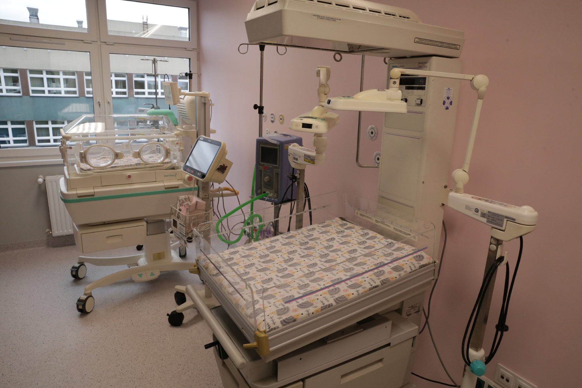 Jedna z sal zmodernizowanego oddziału neonatologii, czyli noworodków. Zdj. Wacław Troszka