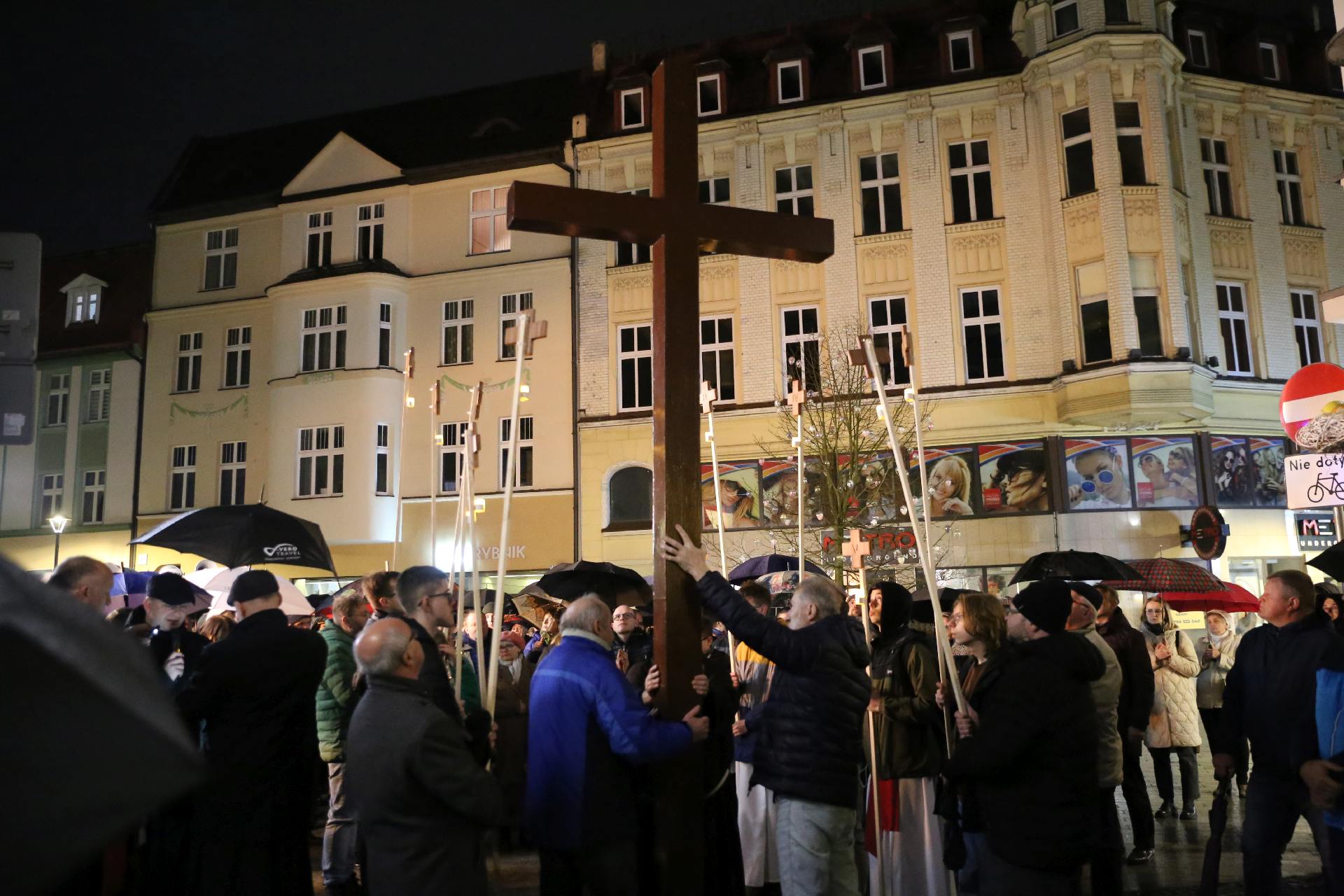 Uczestnicy tego wyjątkowego nabożeństwa nieśli duży drewniany krzyż. Zdj. Wacław Troszka