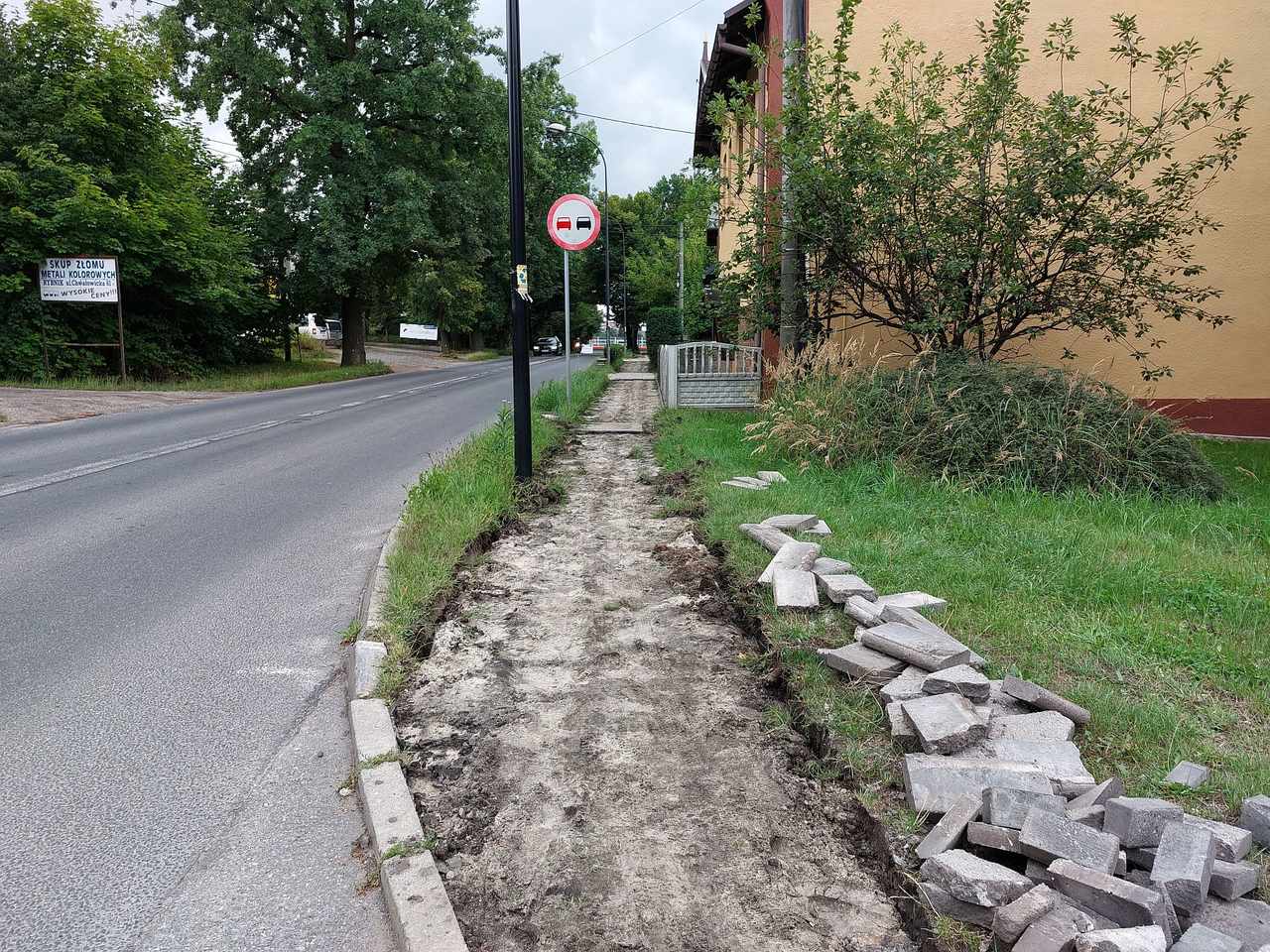 Remontowany wciąż odcinek chodnika przy ul. Chwałowickiej - od Parku Kozie Góry do Drogi Regionalnej. Zdj. Lucyna Tyl