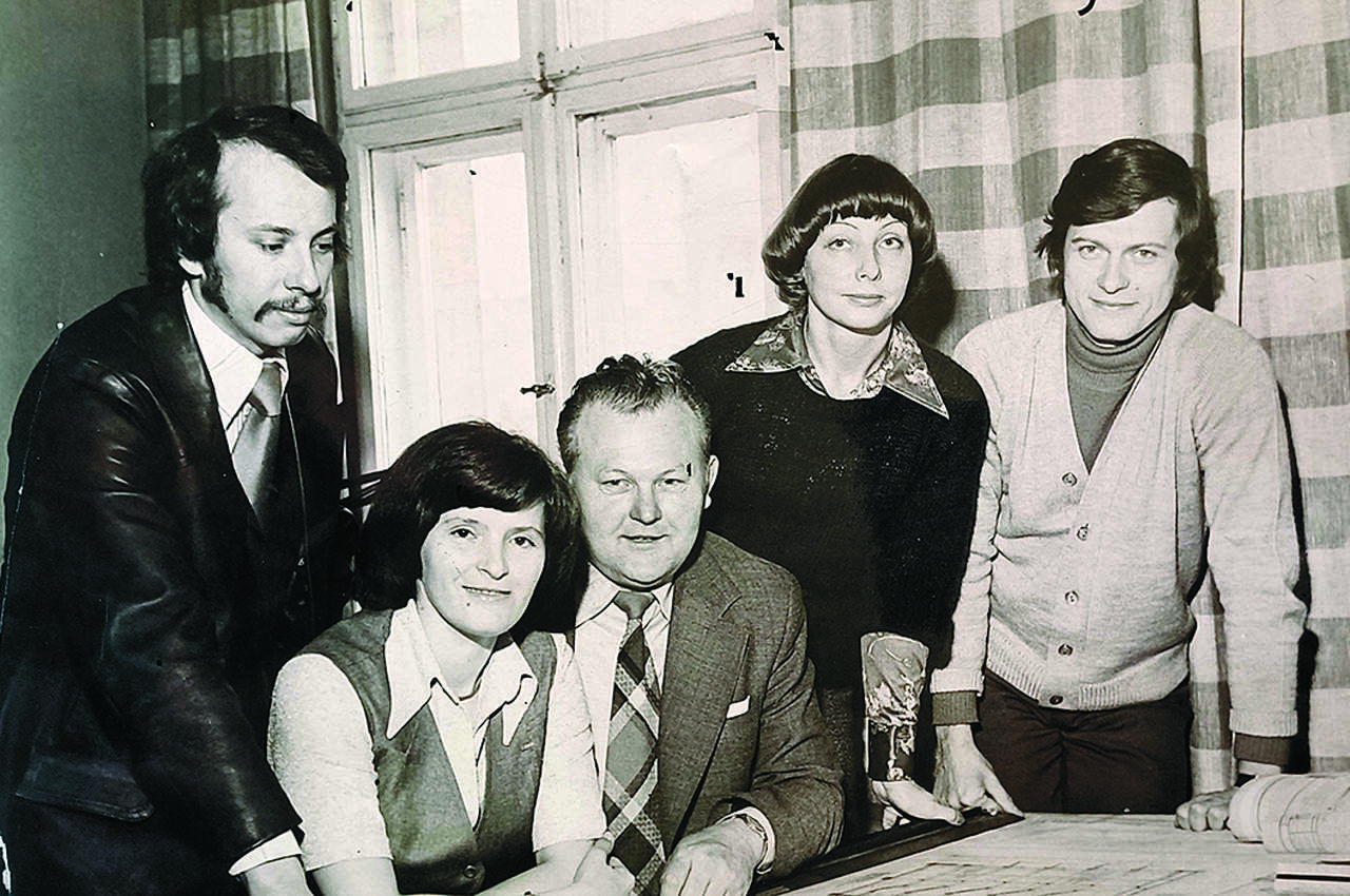 Zespół rybnickich architektów. Barbara Meisel druga z lewej, obok siedzi Norbert Warnecki. Arch. pryw.